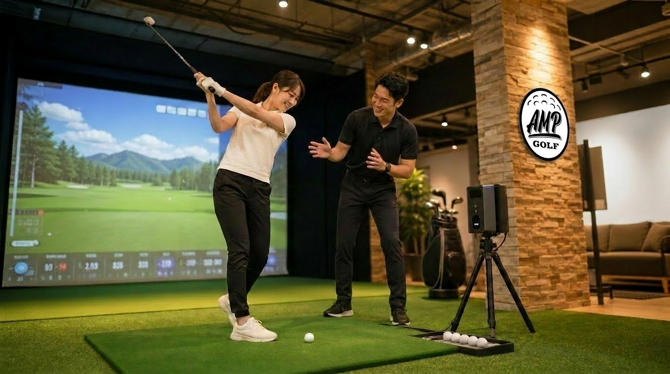 AMP GOLFでスイングレッスンを受けている様子